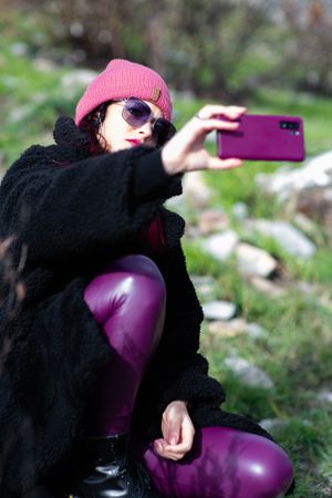 modella indossa occhiali fashion moda