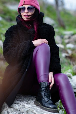 modella indossa occhiali fashion moda