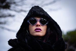 modella indossa occhiali fashion moda