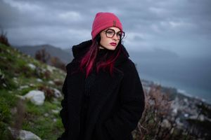 modella indossa occhiali fashion moda