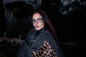 modella indossa occhiali fashion moda