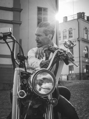 porträttfoto, porträttfotograf, porträtt, Marcela Diaz, fotograf, man på motorcykel, motorcykel, stilig, tatuerad