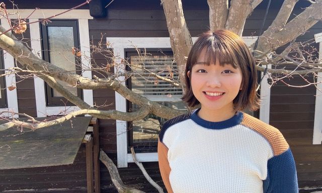 Young smiling woman in colorful sweater standing outdoors near bare trees in winter.
ウェディングプランナー
ハワイウェディング
ハワイ挙式