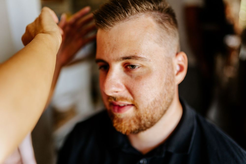 Svatební focení ženicha během příprav fotograf Lukáš Vavřinec