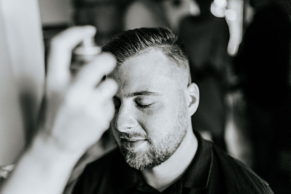 Svatební focení ženicha během příprav fotograf Lukáš Vavřinec