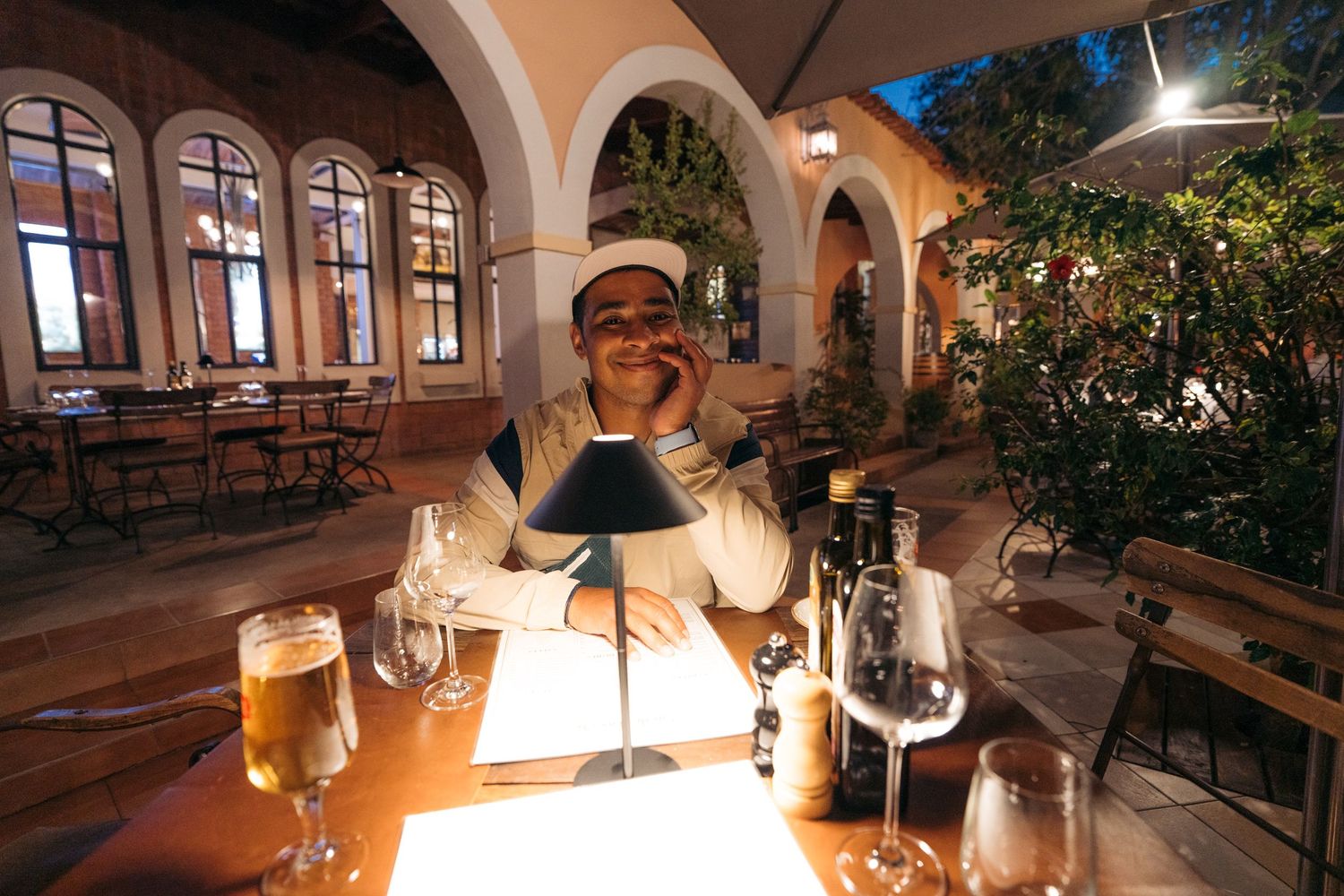 homme à la table du restaurant stellenbosche wine bar à windhoek