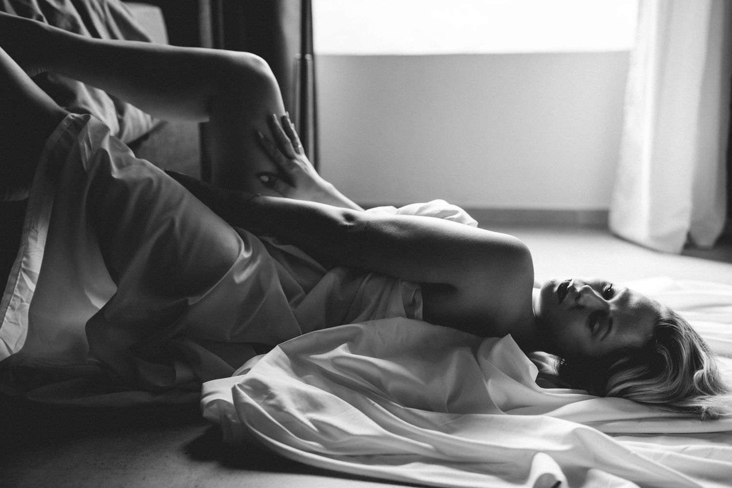 Zeitloses Boudoir-Porträt einer Frau in einem weißen Hemd mit natürlichem Licht.