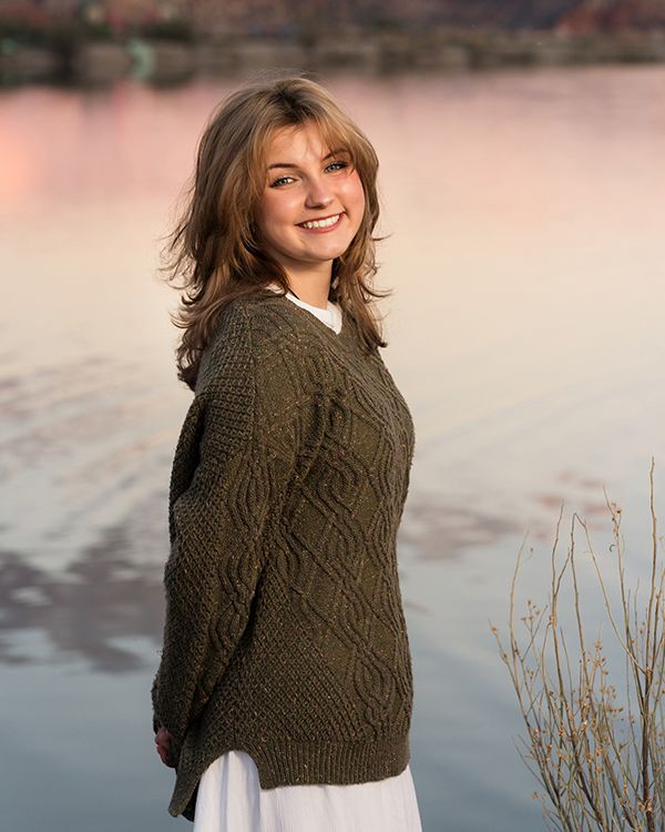 outdoor-utah-st-george-senior-grad-photo-margie-temme-red-rocks-water-reflection-pond-sunset-graduation-class-of-nature-photgraphy-pics