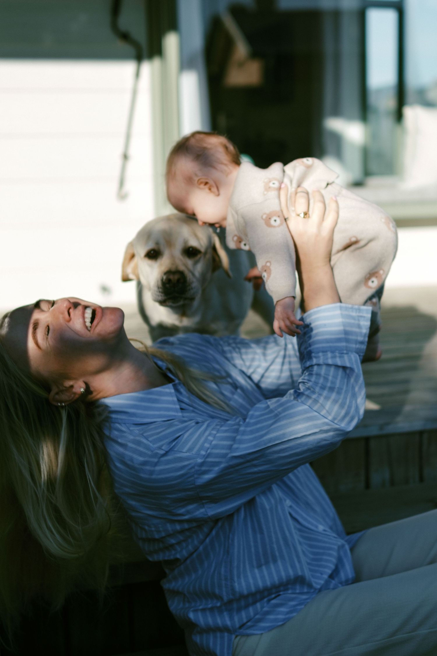 Coromandel peninsula family photography, a relaxed storytelling family in home newborn session