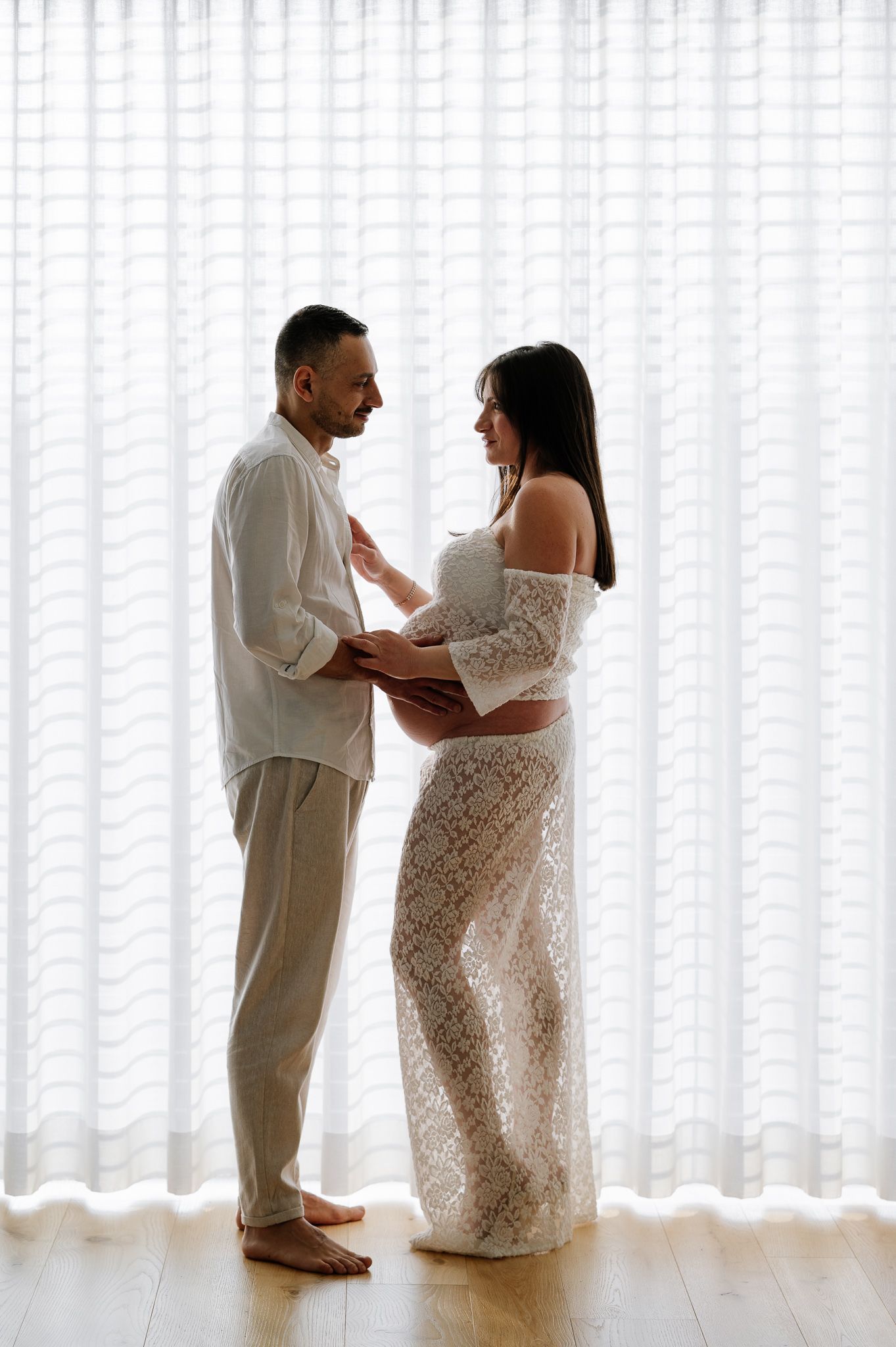 futuro papà durante servizio fotografico gravidanza
