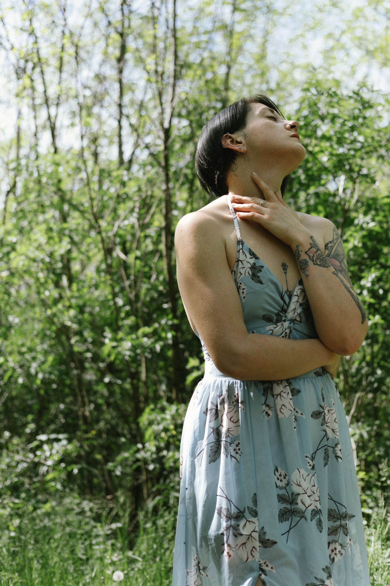 Portrait féminin réalisé en lumière naturelle au cœur d'un environnement végétal.