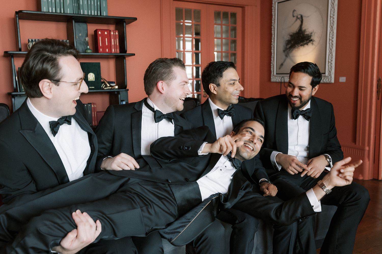 Relaxed groom portraits with his groomsmen during wedding preparations before an oceanfront ceremony in Cascais, photographed by a Lisbon we