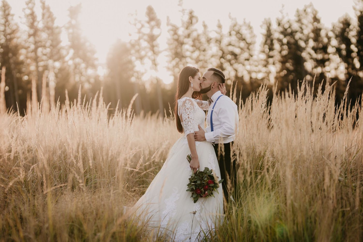 Nevesta a ženích v objatí uprostred zlatej lúky. Autentická svadobná fotografia zo Žiliny a okolia, Žilinský kraj.