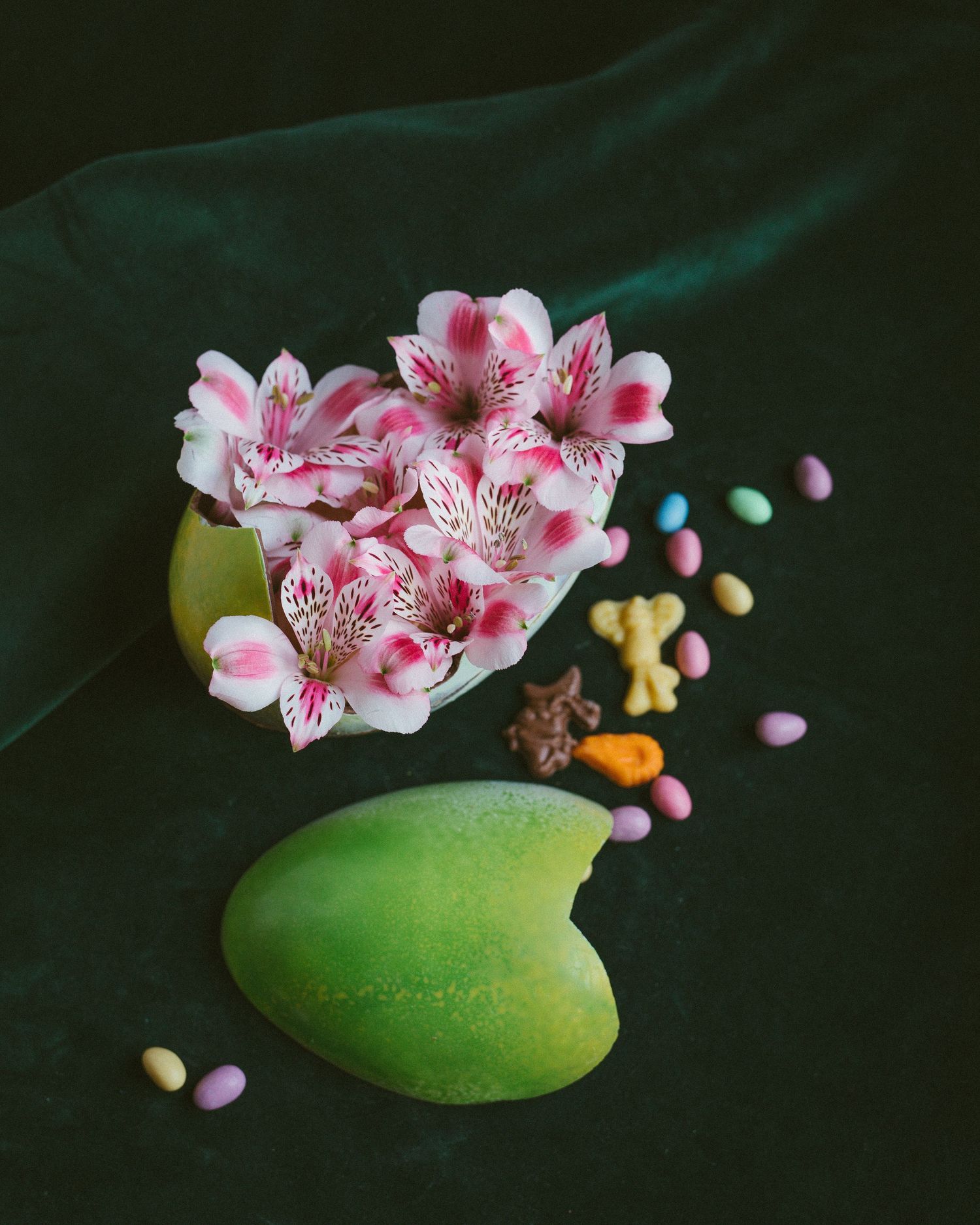 Håndlaget påskeegg av sjokolade som er fylt med blomster.