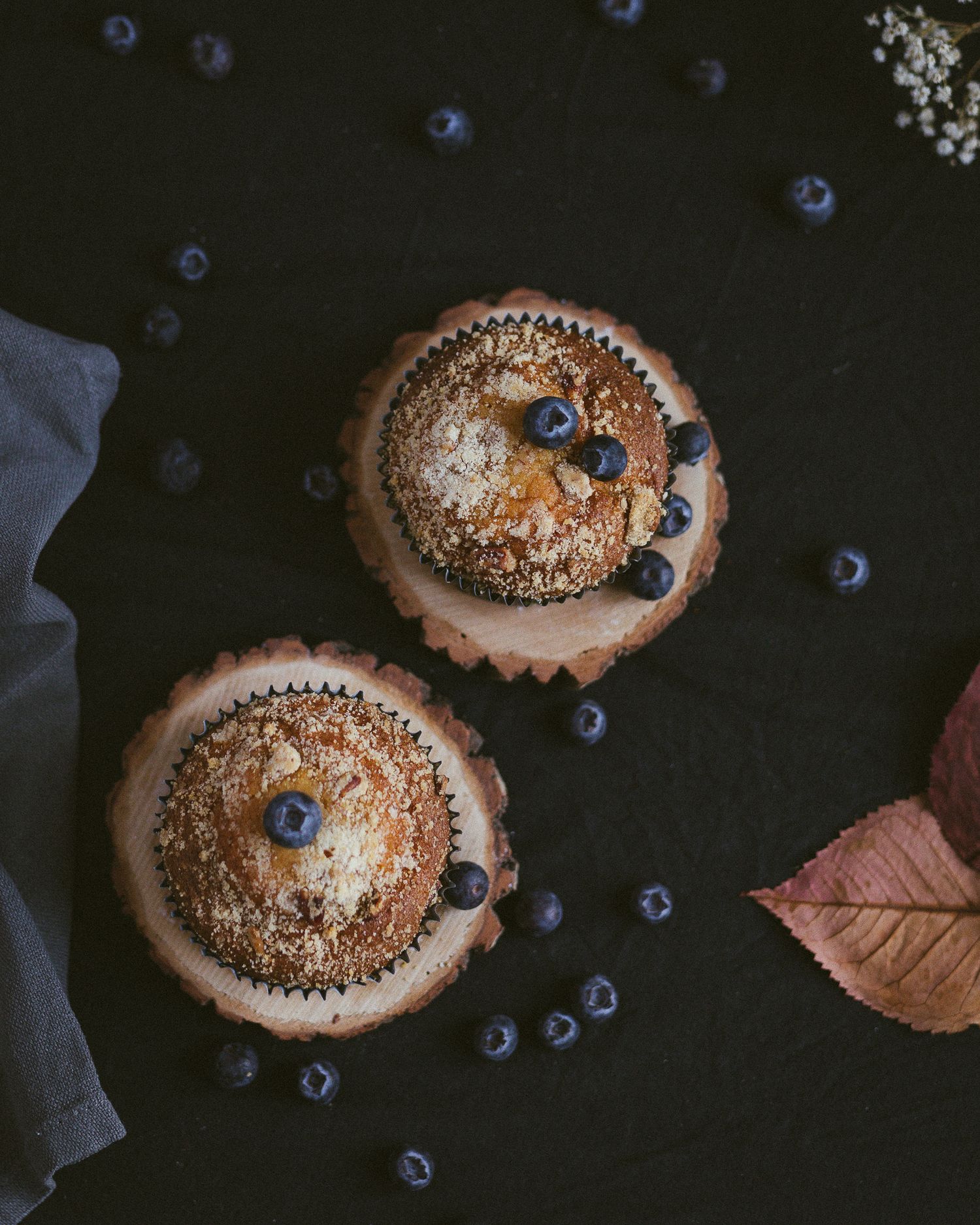 Ferske blåbærmuffins på trefjøl.