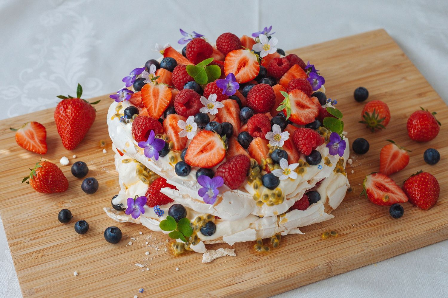 17.mai-pavlova som er pyntet med jordbær, blåbær og spiselige blomster.