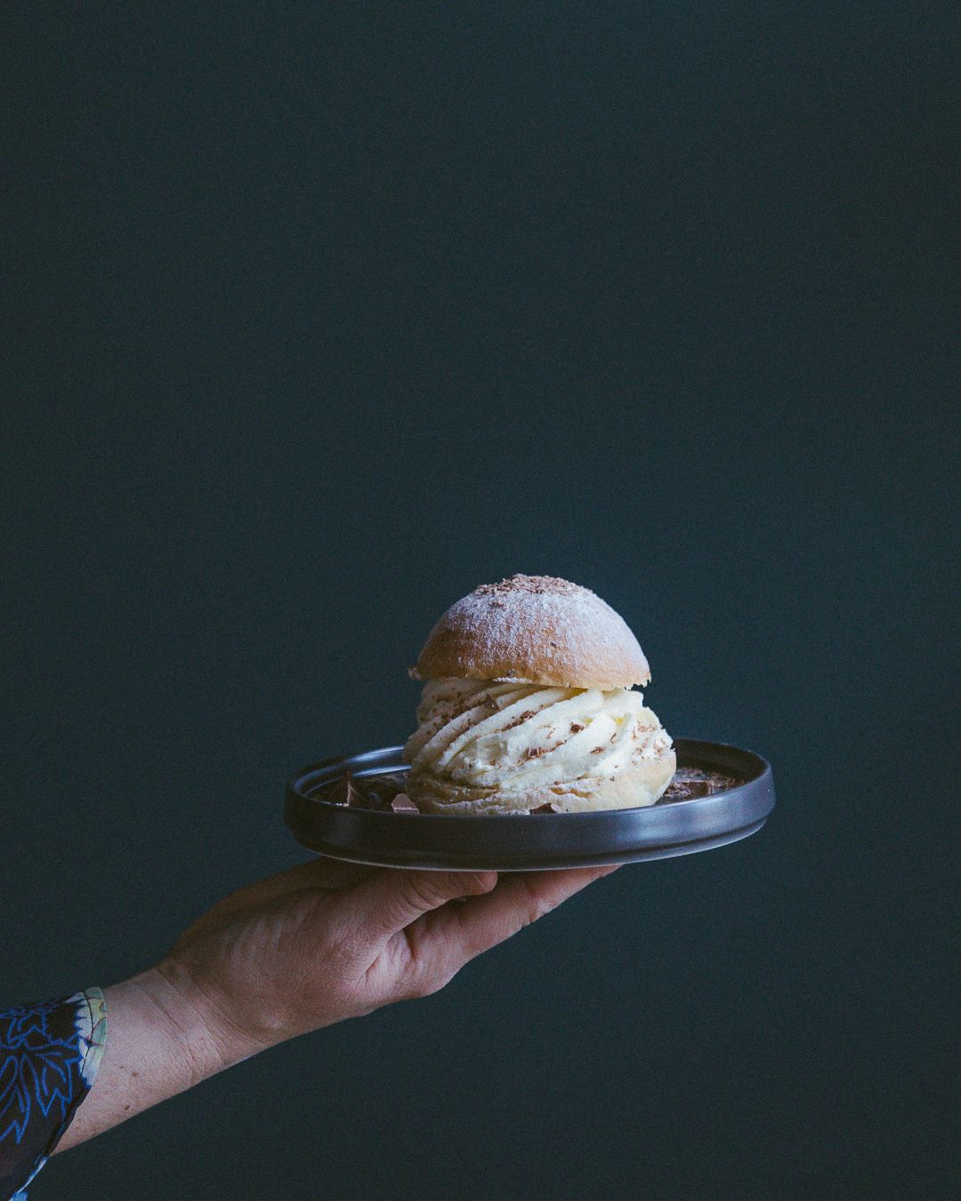 Nærbilde av svensk fastelavensbolle, også kjent som semla.