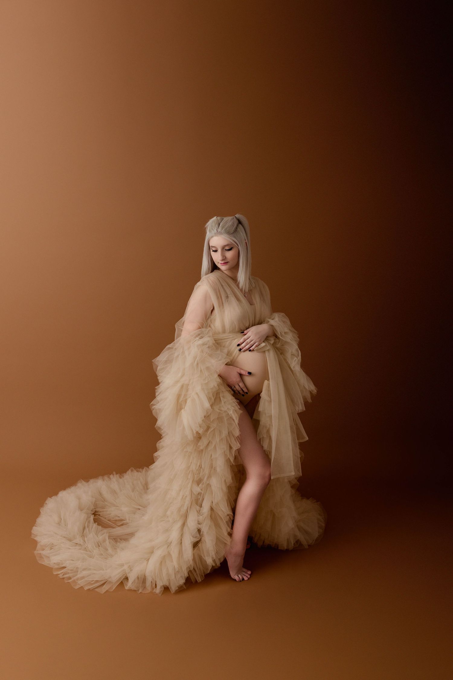 pregnant women holding her belly in Worthington Ohio Portrait studio