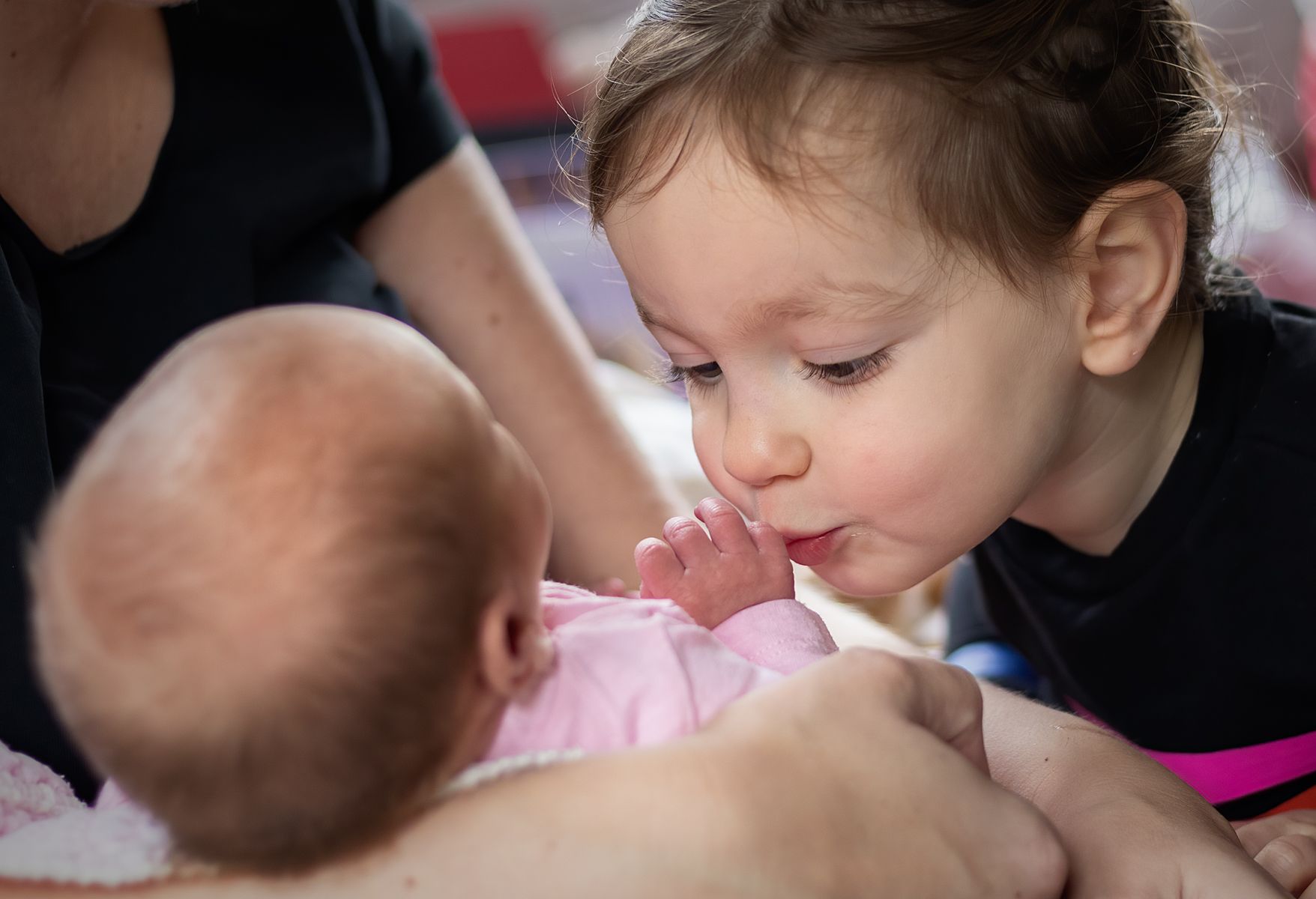 Kusje voor je kleine nieuwe zusje, newborn fotografie, baby shoot, Barbara Kempeneers Fotografie