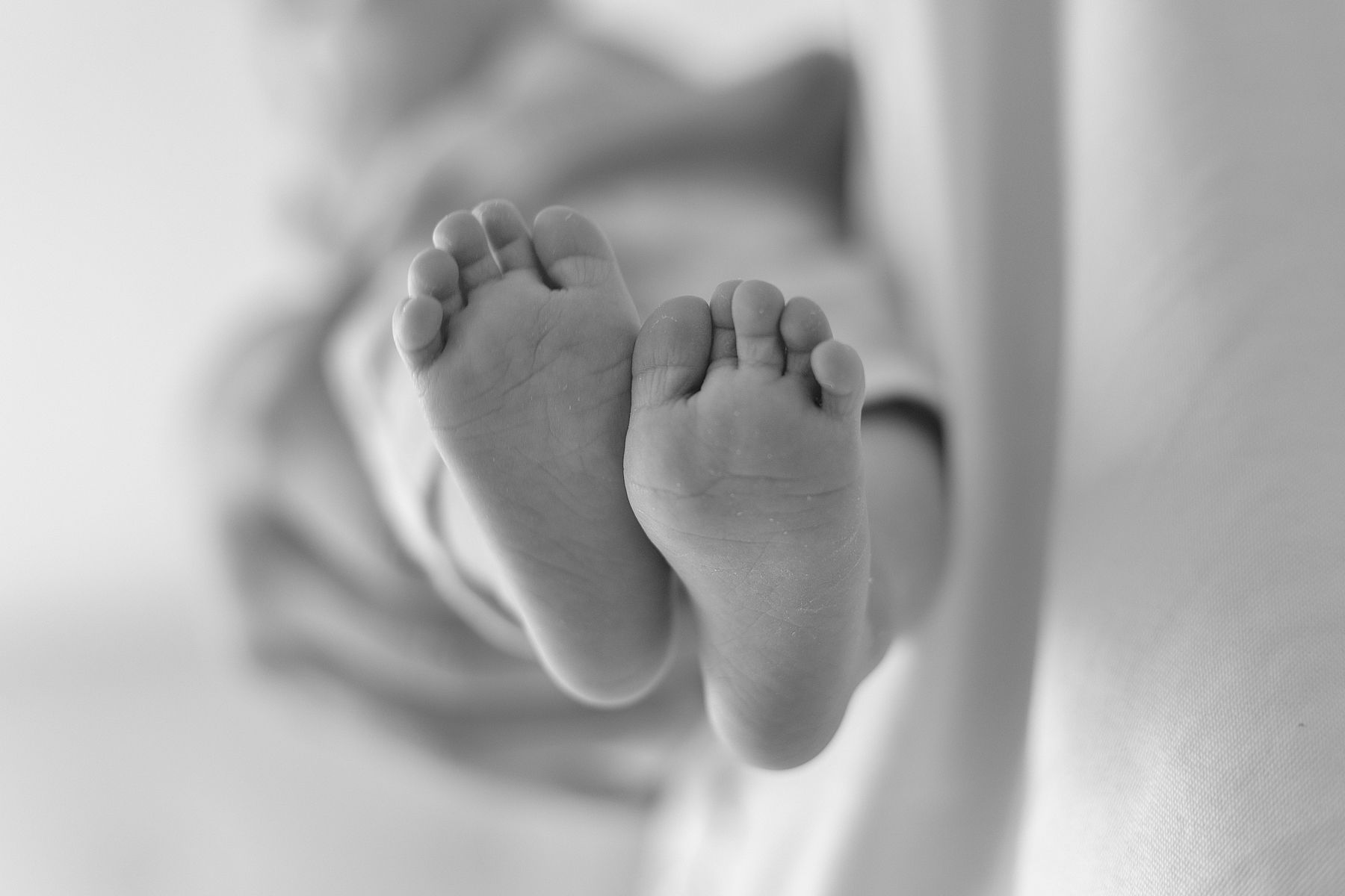 Babyvoetjes close up in zwart wit, newborn fotografie, Baby shoot, Barbara Kempeneers Fotografie