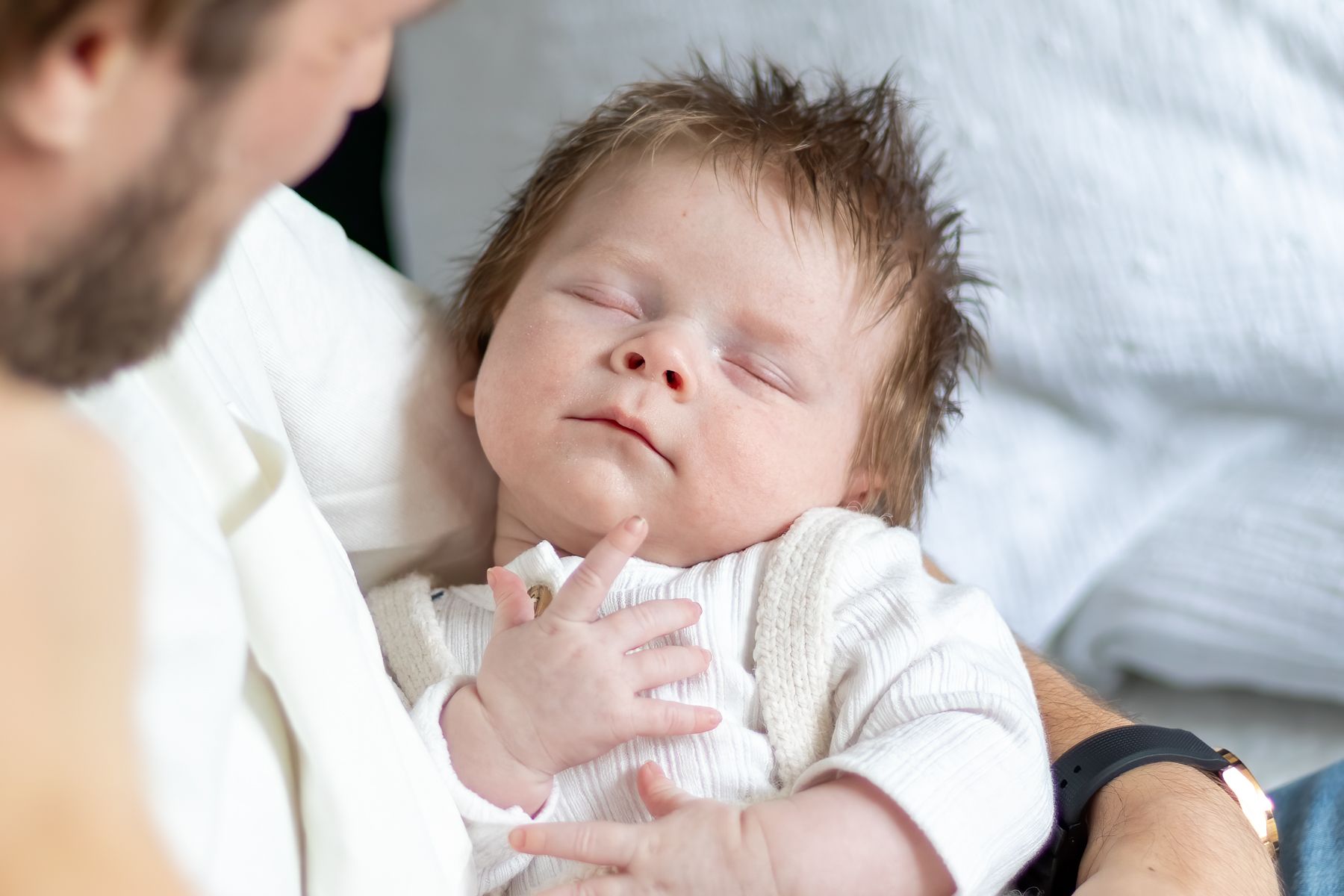 Slapende baby bij papa, newborn fotografie, baby shoot, Barbara Kempeneers Fotografie