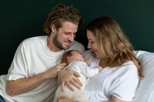Pap en mama kijken naar baby, newborn fotografie, baby shoot, Barbara Kempeneers Fotografie