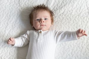 baby portret op bed, newborn fotografie, baby shoot, Barbara Kempeneers Fotografie