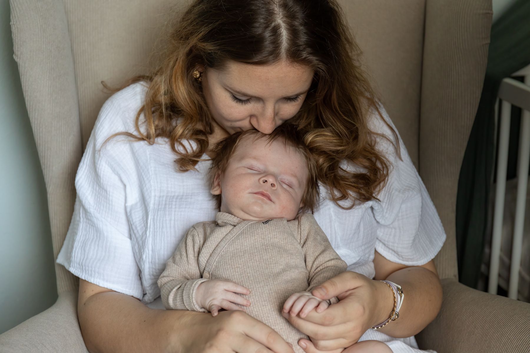 Moeder en pasgeboren baby samen, newborn fotografie, baby shoot, Barbara Kempeneers Fotografie