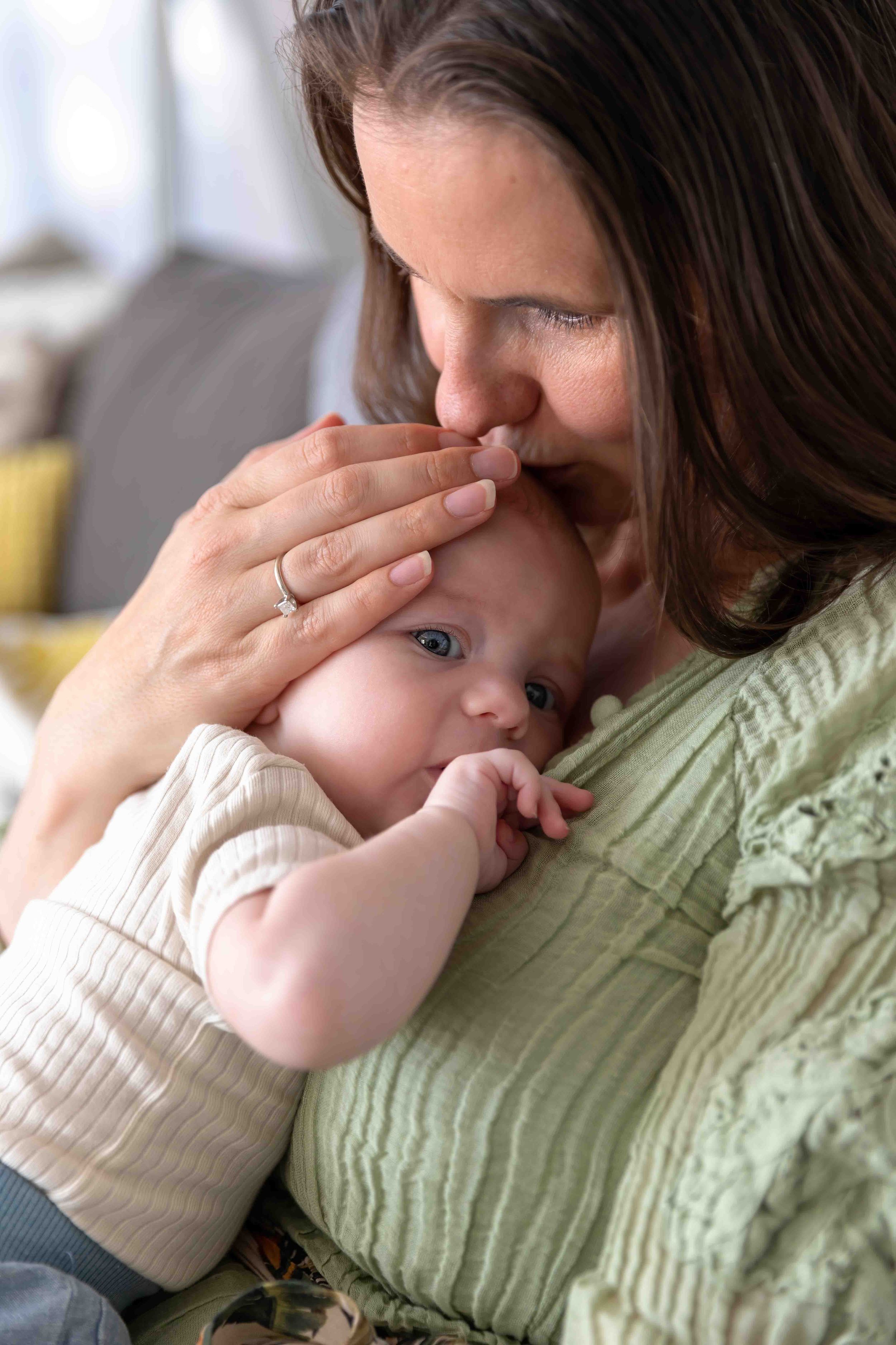 Barbara Kempeneers Fotografie, newborn shoot, moment van moeder en zoon samen, moeder geeft kusje op hoofdje