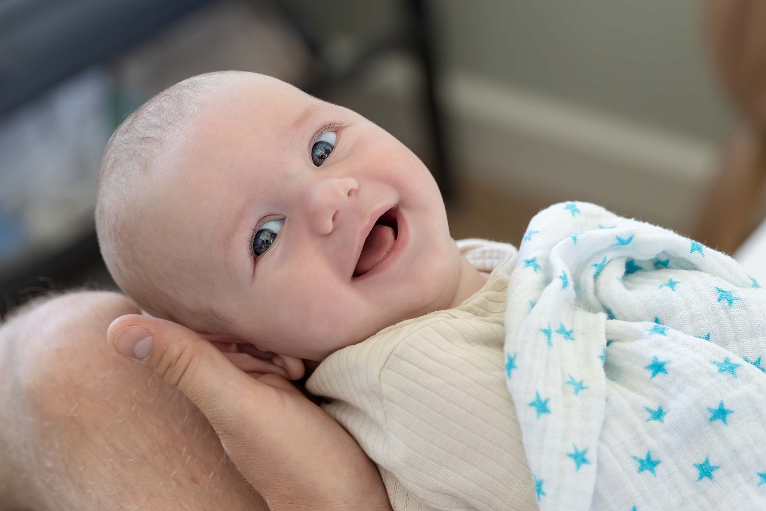 Barbara Kempeneers Fotografie, newborn shoot, lachende baby met mooie blauwe ogen, gezinsshoot, lifestyle fotografie