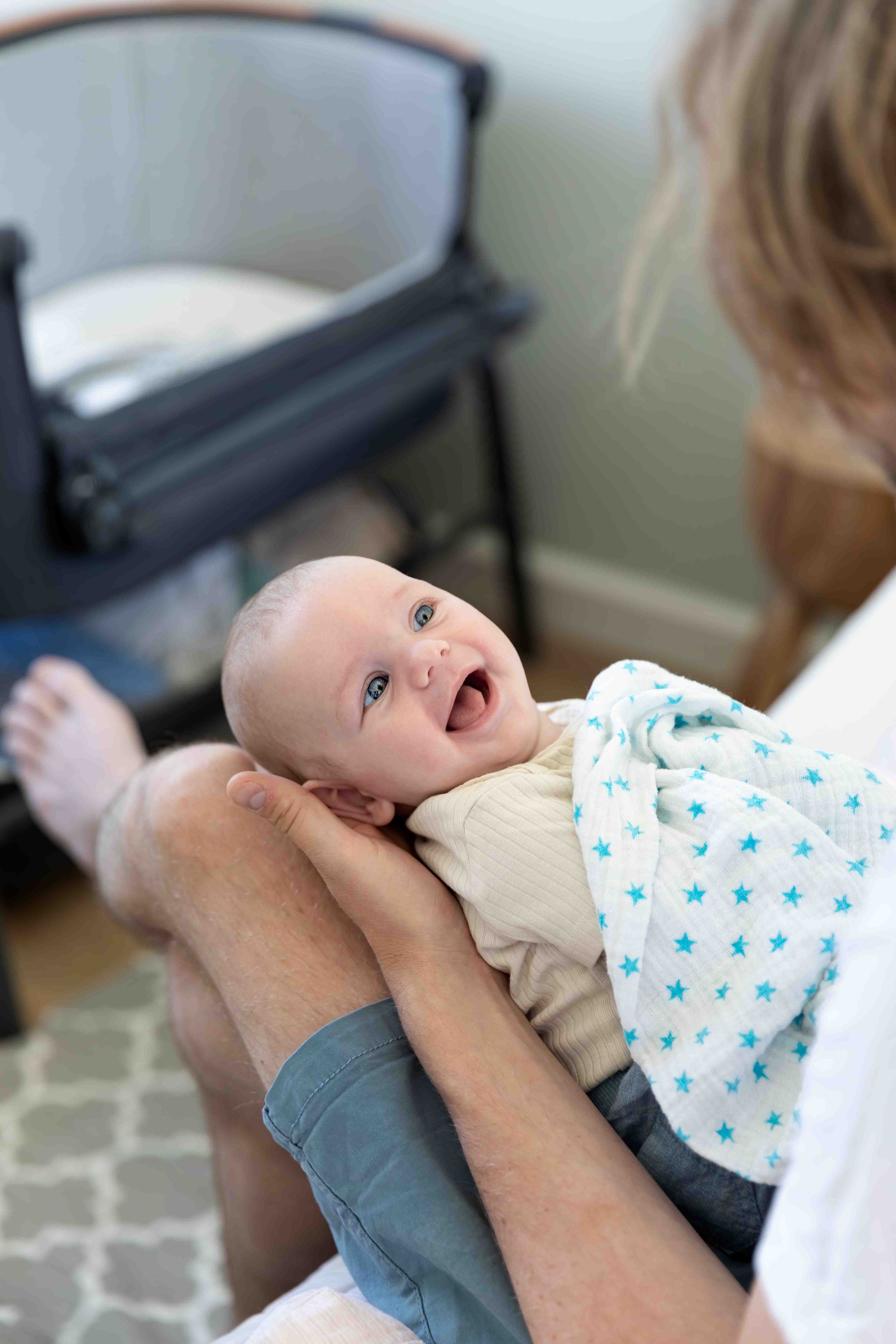 Barbara kempeneers Fotografie, newborn shoot, baby kijk lachend naar vader