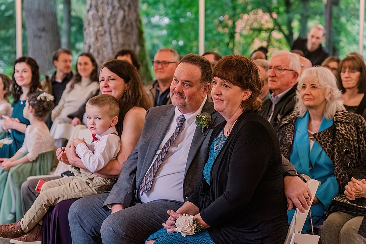 photographer captures family watching wedding ceremony