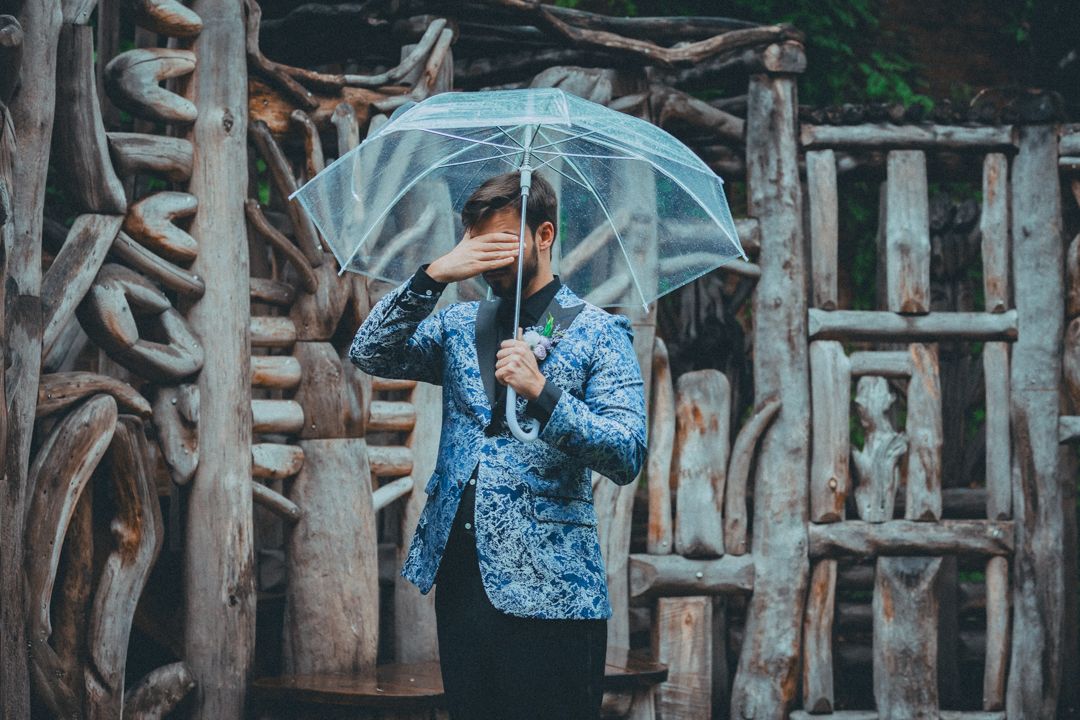 first-look-in-rain-baltimore-wedding
