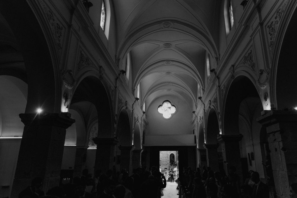 La navata della chiesa durante la cerimonia, fotografata in bianco e nero.