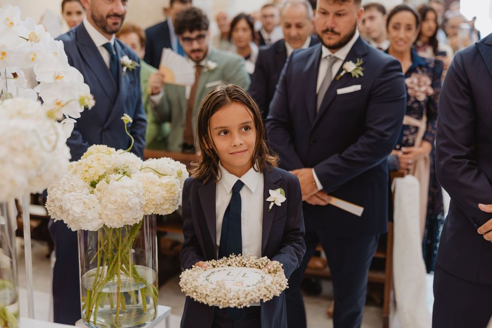 Gli anelli su un cuscino, portati verso gli sposi durante la cerimonia.