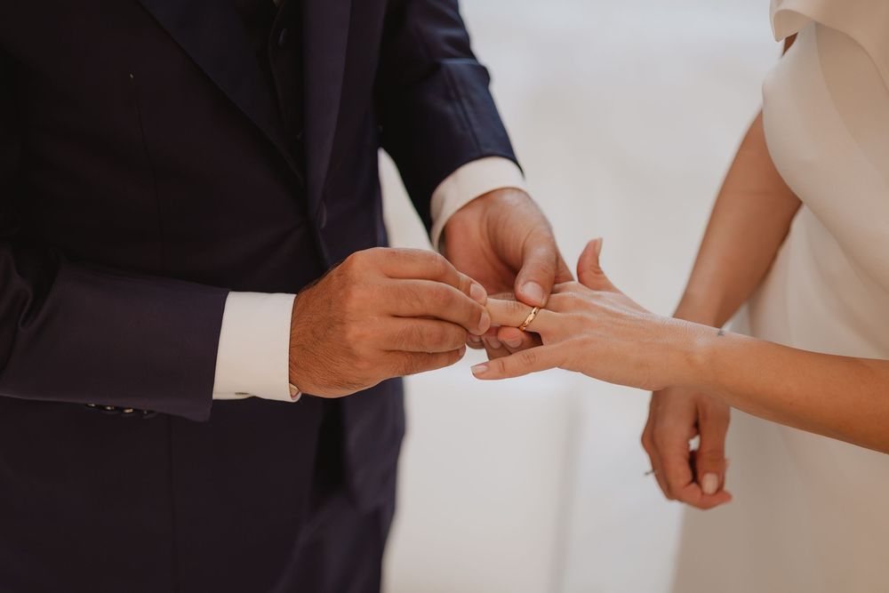 Le mani di Lorenzo e Laura durante lo scambio degli anelli.