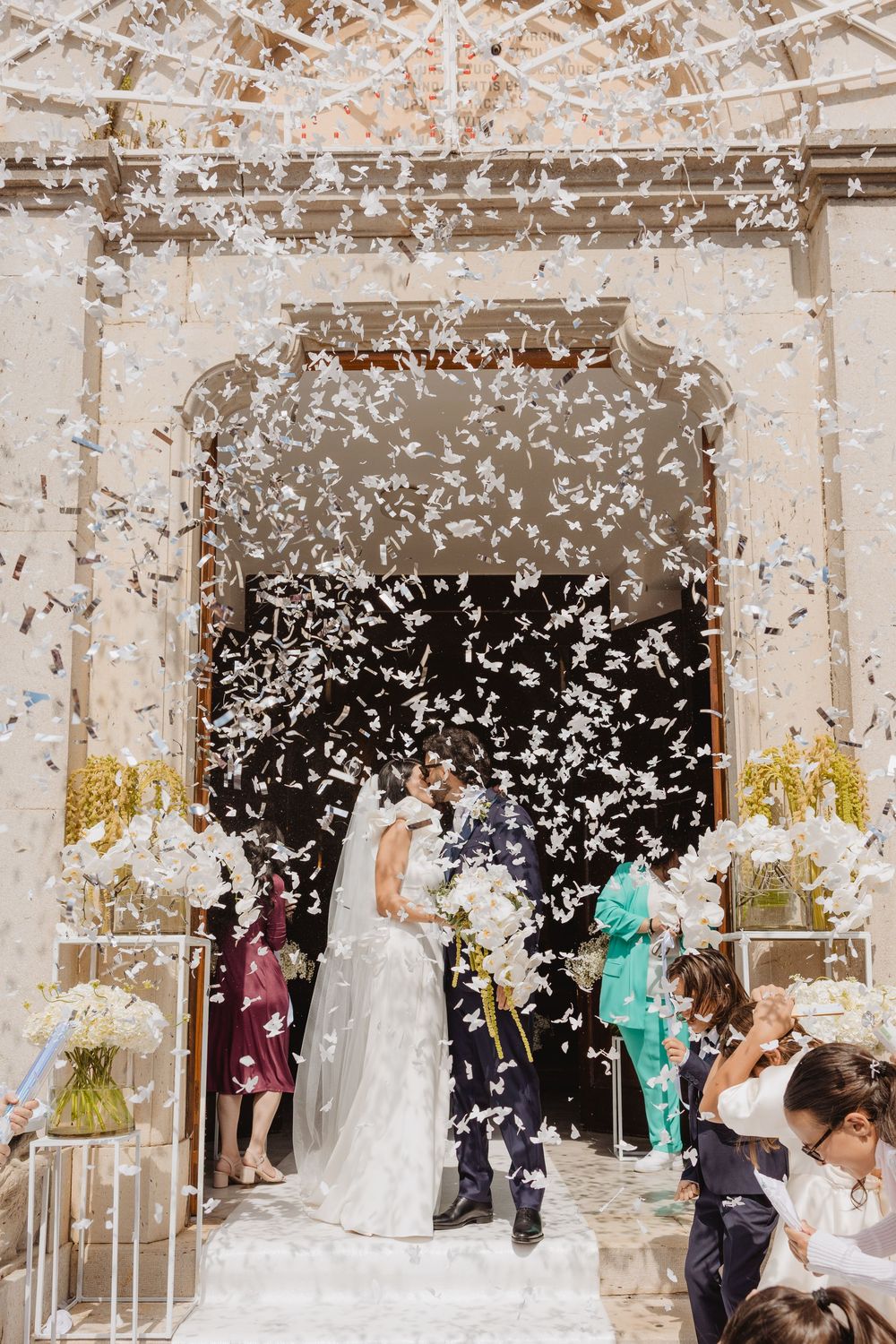 Lorenzo e Laura escono dalla chiesa sotto il lancio del riso.