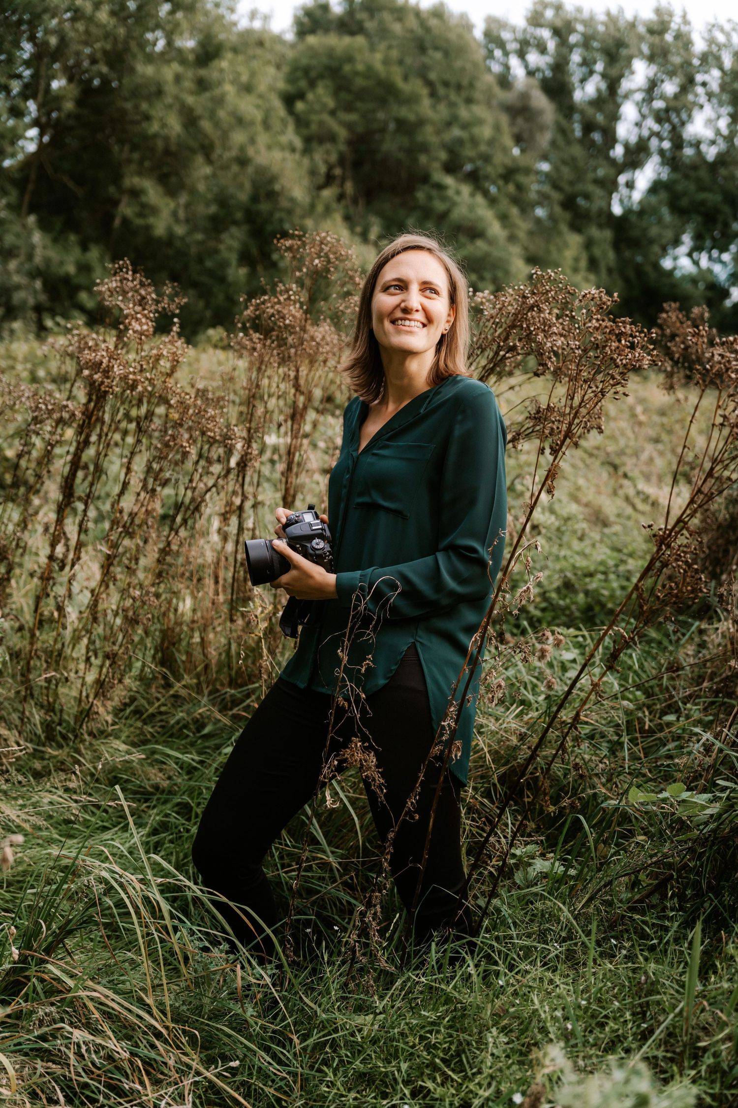 Foto van mezelf, rechtstaand in het hoge gras met fototoestel in de hand