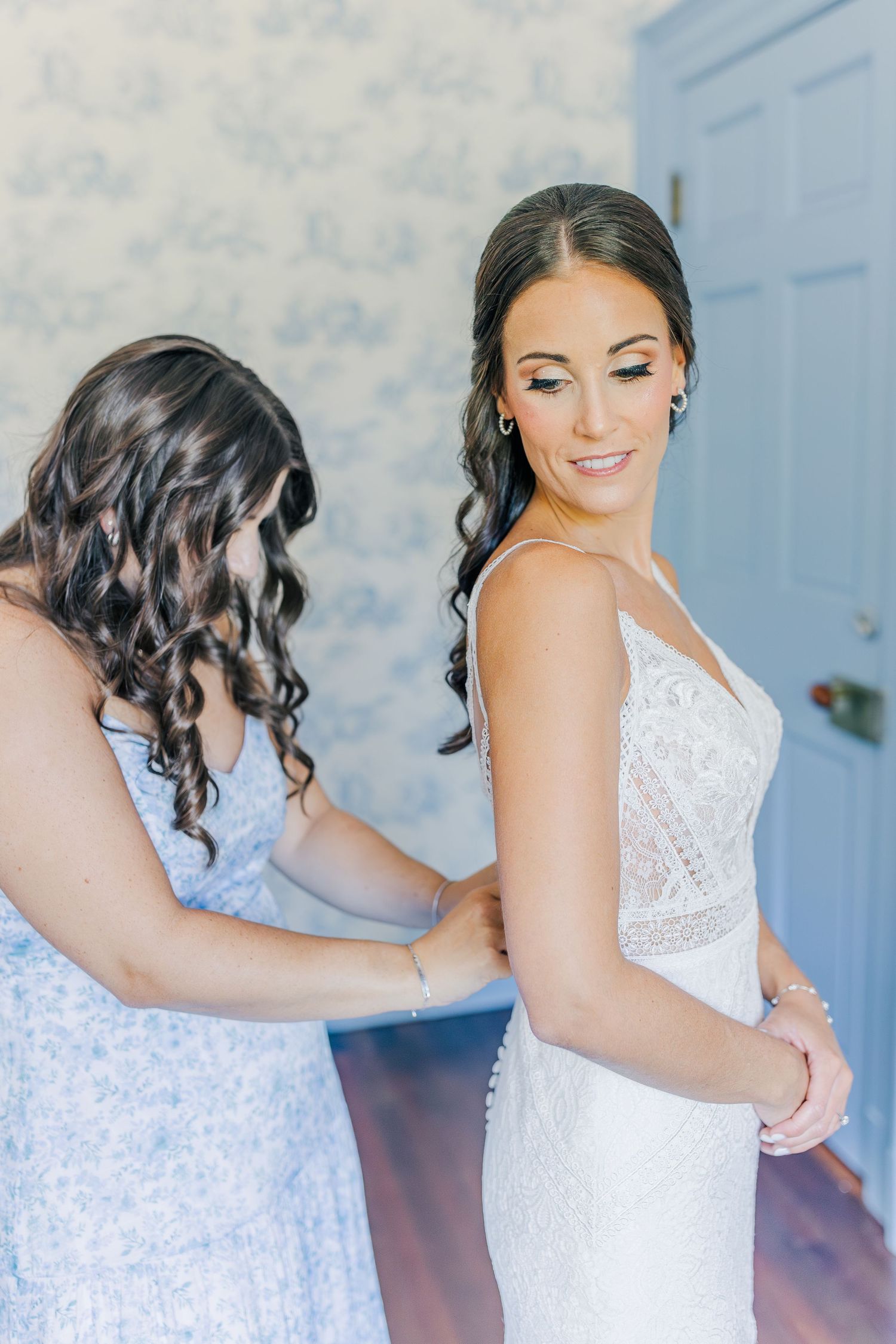 RUST MANOR HOUSE LEESBURG VIRGINIA WEDDING PICTURES BRIDE GETTING READY