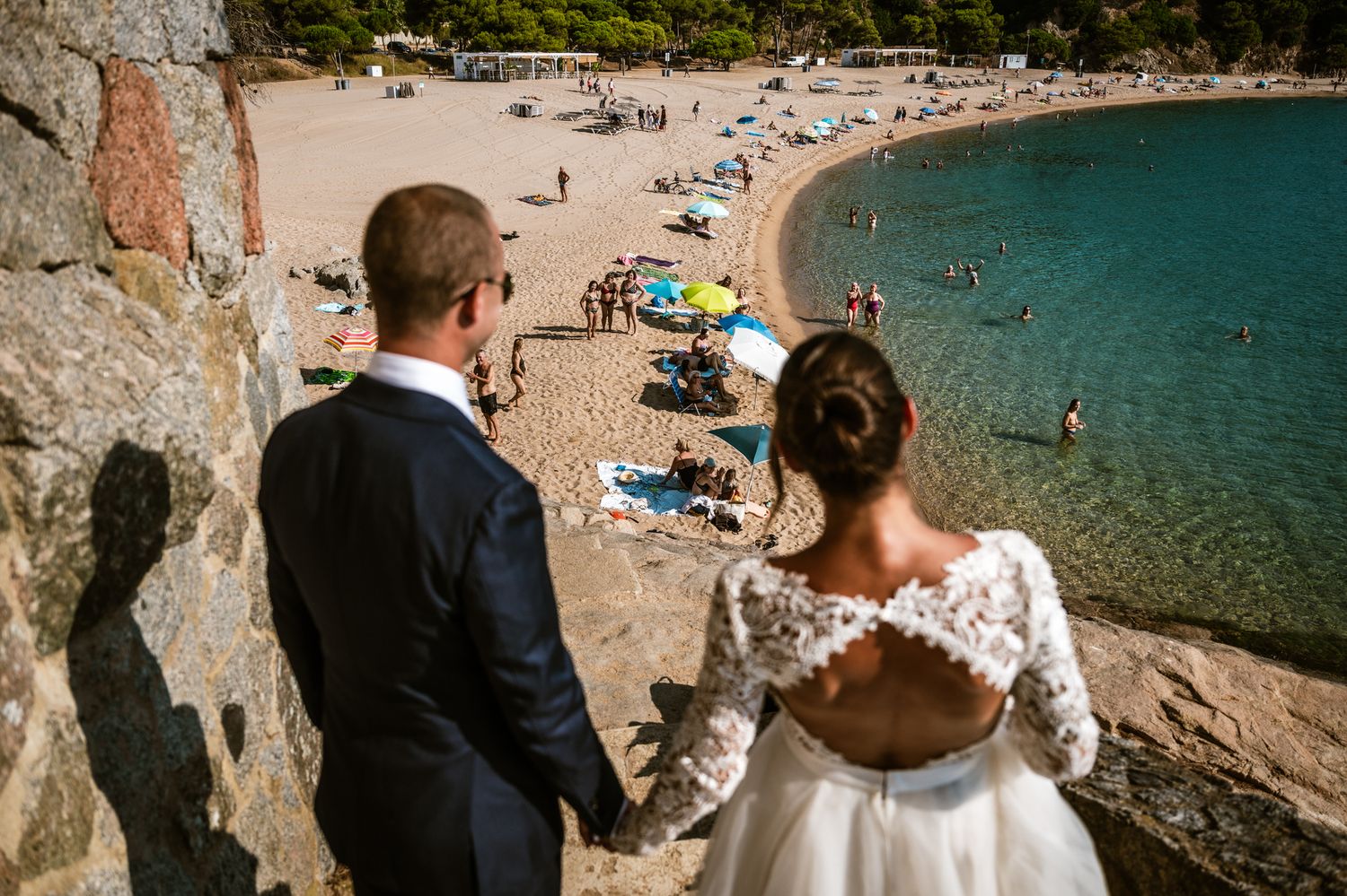 Koppel op weg naar het strand tijdens hun huwelijk in Spanje, gefotografeerd door destination huwelijksfotograaf Bart Boodts.