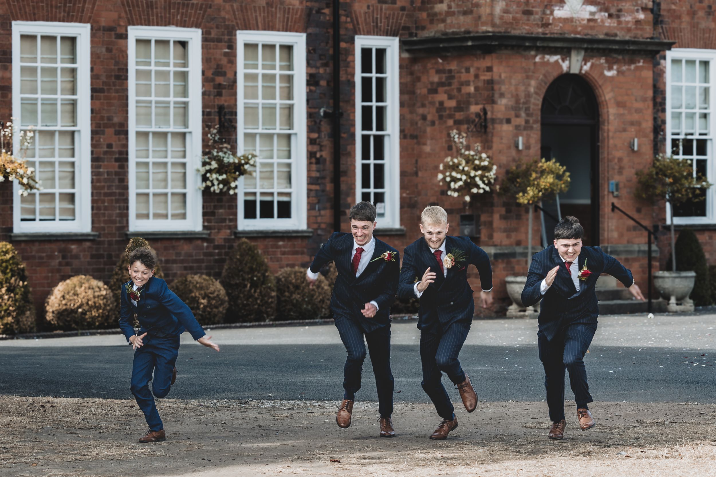 a Groomsmen race captured by husband and wife team