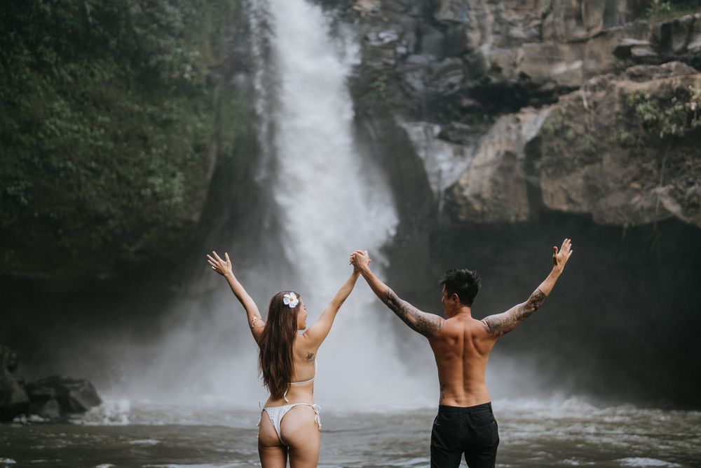 Romantic couple photoshoot at Blangsinga Waterfall