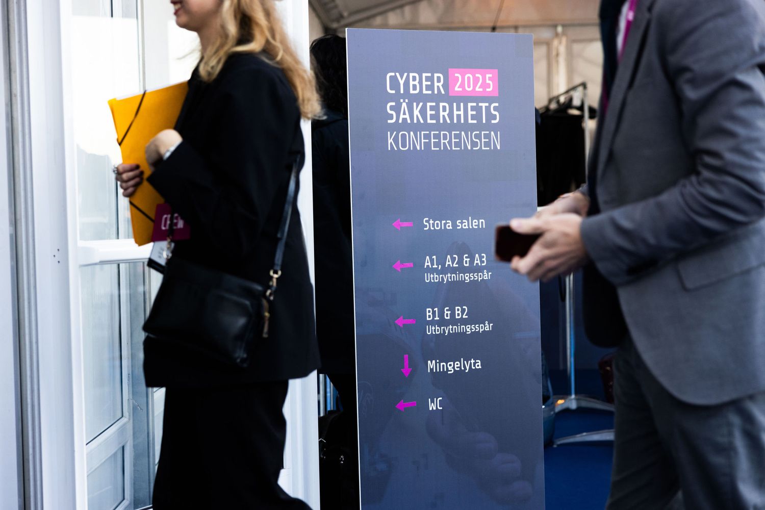 Attendees arriving at the Cyber Sakerhetskonferensen 2023 cybersecurity conference entrance with signage.