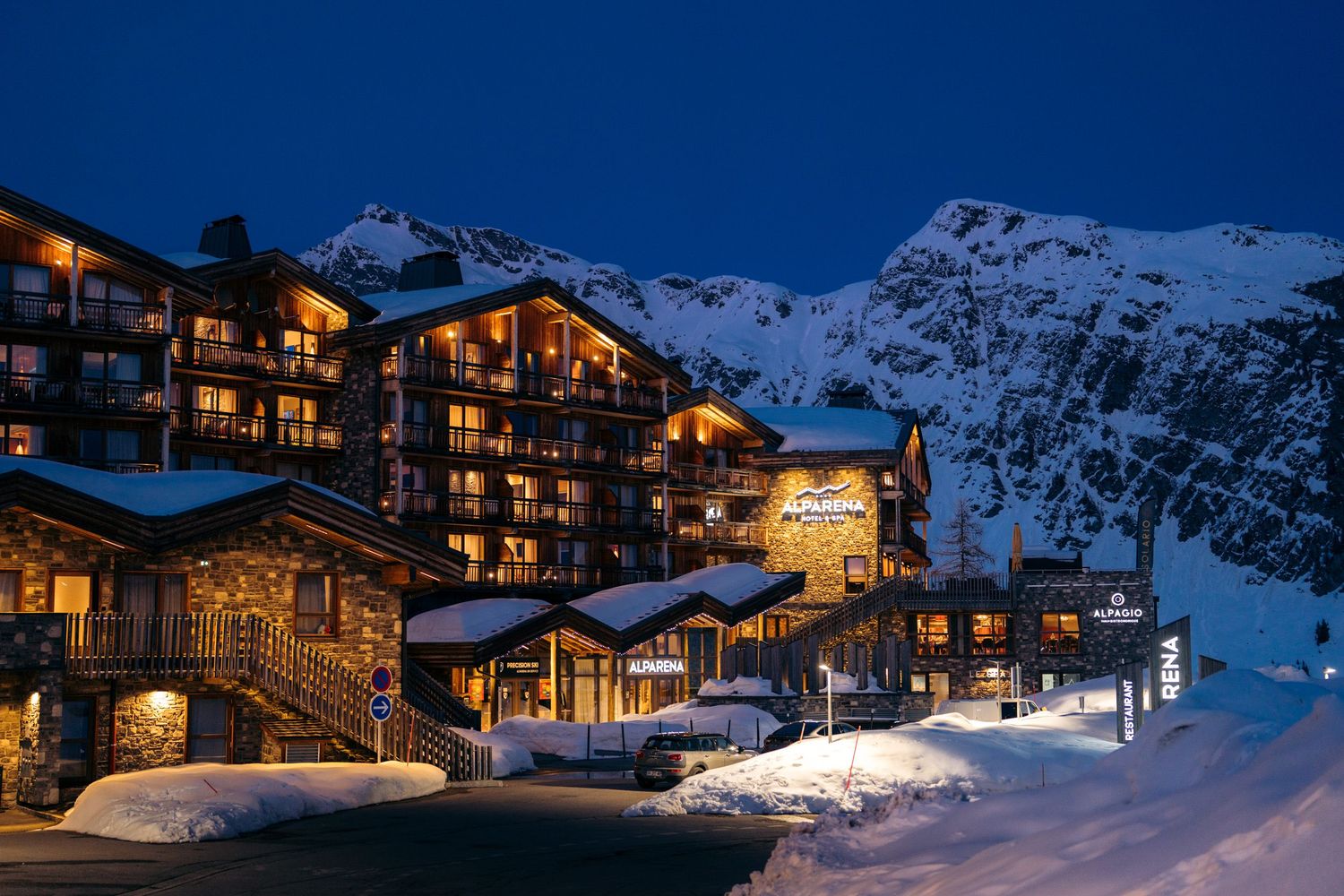 résidence hotel alparena la rosière en hiver de nuit