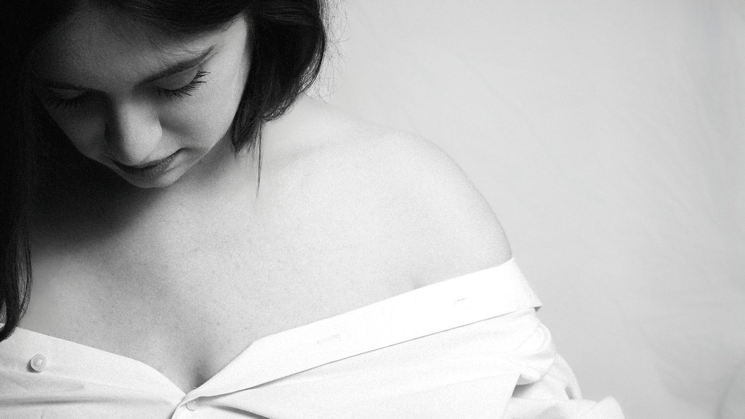 Beautiful black and white boudoir image of a woman near Herefordshire