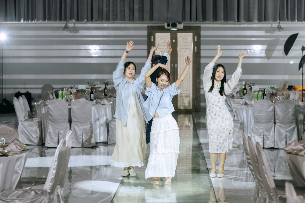 台中雅園新潮婚禮攝影，由余諾婚顧協助婚禮企劃與流程安排，渴望影像攝影師 Eric 拍攝。午宴完整記錄新人經典進場、父母交手與擁抱、歡樂跳舞及賓客自然表情，以明亮自然的影像風格與穩定抓拍，留下溫暖、經典又耐看的台中婚禮紀錄。
