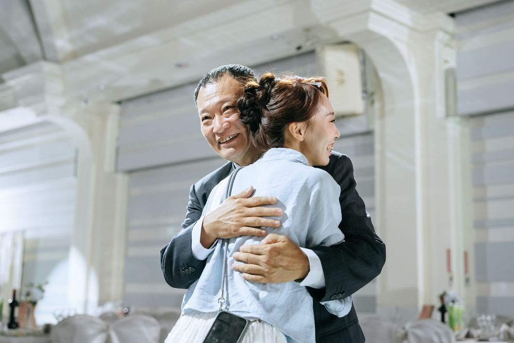 台中雅園新潮婚禮攝影，由余諾婚顧協助婚禮企劃與流程安排，渴望影像攝影師 Eric 拍攝。午宴完整記錄新人經典進場、父母交手與擁抱、歡樂跳舞及賓客自然表情，以明亮自然的影像風格與穩定抓拍，留下溫暖、經典又耐看的台中婚禮紀錄。