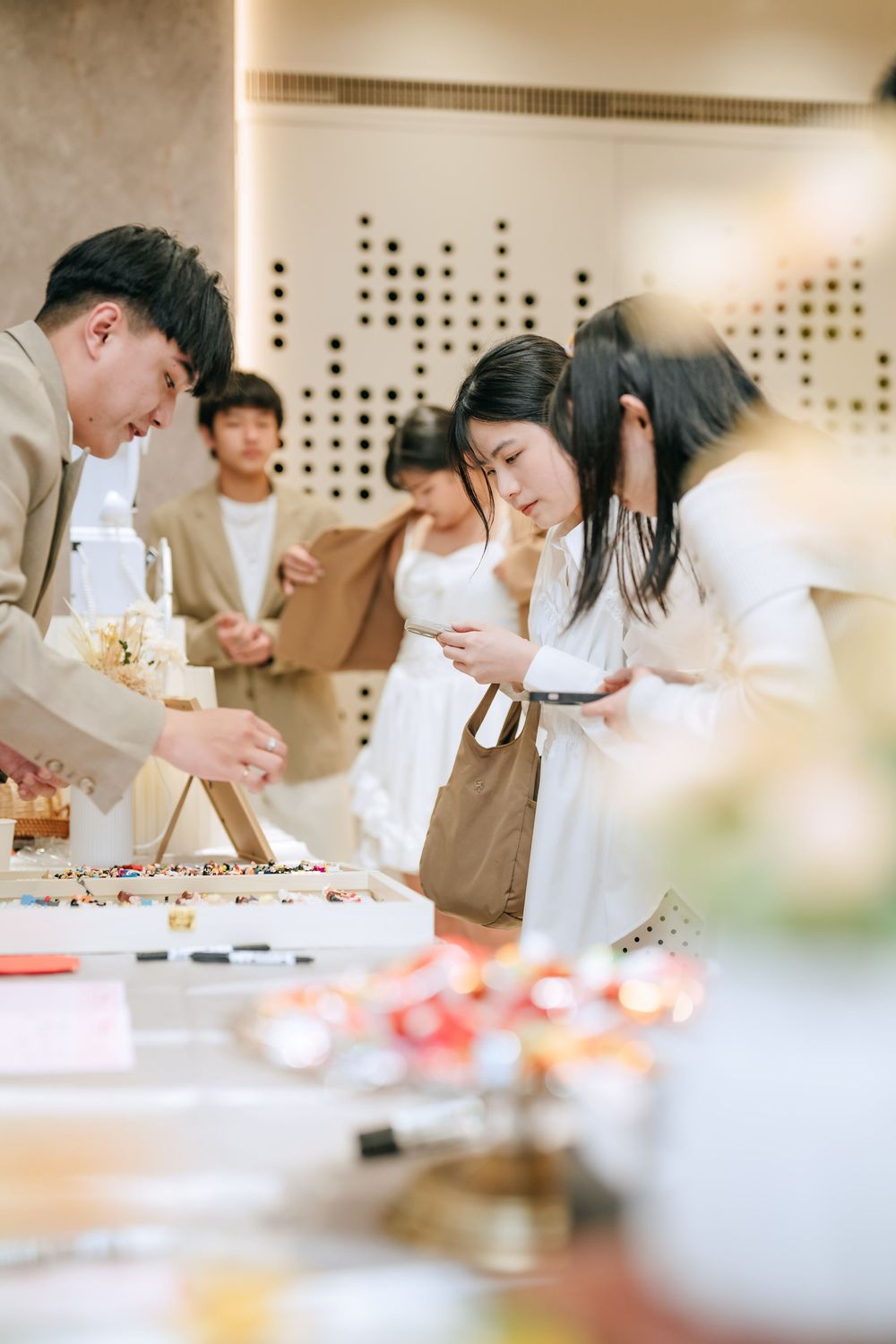台中雅園新潮婚禮攝影，由余諾婚顧協助婚禮企劃與流程安排，渴望影像攝影師 Eric 拍攝。午宴完整記錄新人經典進場、父母交手與擁抱、歡樂跳舞及賓客自然表情，以明亮自然的影像風格與穩定抓拍，留下溫暖、經典又耐看的台中婚禮紀錄。