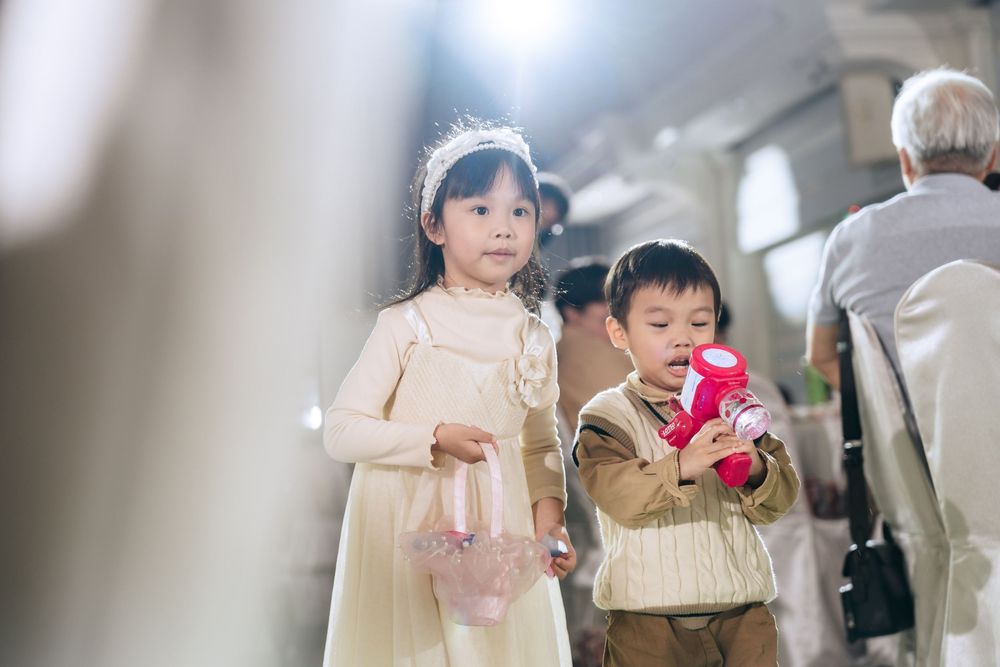 台中雅園新潮婚禮攝影，由余諾婚顧協助婚禮企劃與流程安排，渴望影像攝影師 Eric 拍攝。午宴完整記錄新人經典進場、父母交手與擁抱、歡樂跳舞及賓客自然表情，以明亮自然的影像風格與穩定抓拍，留下溫暖、經典又耐看的台中婚禮紀錄。
