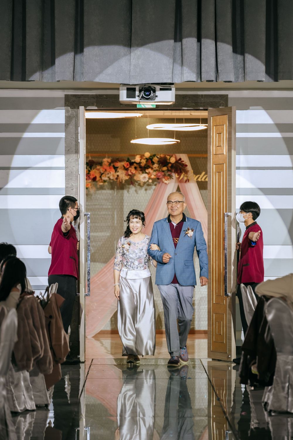 台中雅園新潮婚禮攝影，由余諾婚顧協助婚禮企劃與流程安排，渴望影像攝影師 Eric 拍攝。午宴完整記錄新人經典進場、父母交手與擁抱、歡樂跳舞及賓客自然表情，以明亮自然的影像風格與穩定抓拍，留下溫暖、經典又耐看的台中婚禮紀錄。